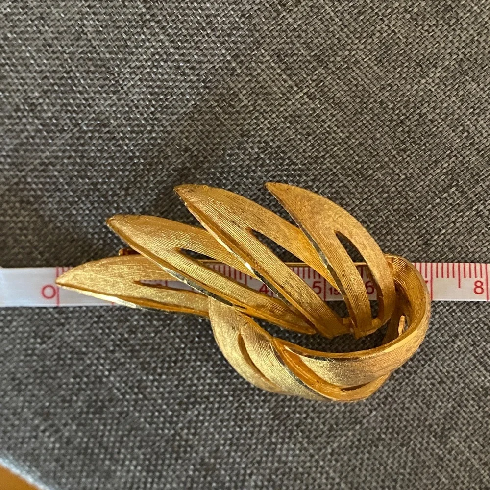 Vintage Coro Gold Tone Florentine Ribbon Leaf Brooch Signed Mid Century - Picture 7 of 7